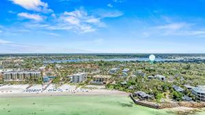 eine Luftaufnahme des Strandes des Resorts in der Unterkunft Casita Sun Star - 1135 in Siesta Key