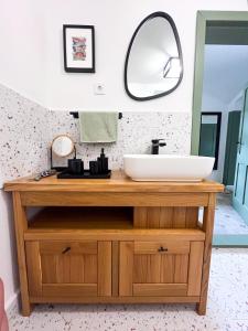 a bathroom with a sink and a mirror at Makravölgyi Házikó in Csajág