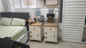 ニテロイにあるQuartoのベッドルーム1室(ベッド1台、デスク、ナイトスタンド2台付)