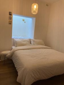 ヴェンゾーネにあるL'Intermezzoの窓のある白いベッドのある寝室