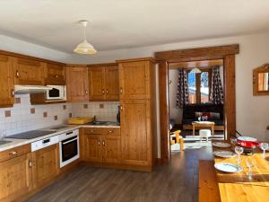 Кухня или мини-кухня в Montana 3
