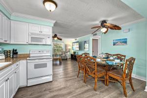 Una cocina y un comedor con mesa y sillas. en Plumbago - 5251C, en Siesta Key