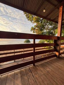 um alpendre em madeira com vista para o oceano em Morada do Amor em Belém