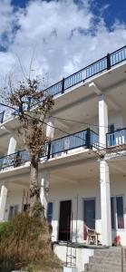 Балкон или терраса в Bhagwati Homestay