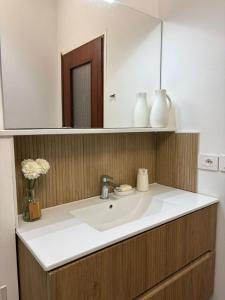 ヴェンゾーネにあるL'Intermezzoの洗面台と鏡のあるバスルーム +15枚の写真