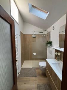 ヴェンゾーネにあるL'Intermezzoのトイレ、シャワー、洗面台を備えたバスルーム