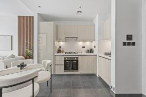 Kuchyň nebo kuchyňský kout v ubytování Fajr Stay Luxury 1BR Near Burj Khalifa Skyline Pool View