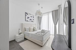 Postel nebo postele na pokoji v ubytování Fajr Stay Luxury 1BR Near Burj Khalifa Skyline Pool View + 34 fotografií