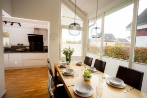 诺德霍恩Dock 2 - tolles Ferienhaus für bis zu 6 Personen mit Kaminofen und Sauna - Haustiere herzlich willkommen的有一张长桌子和椅子的餐厅