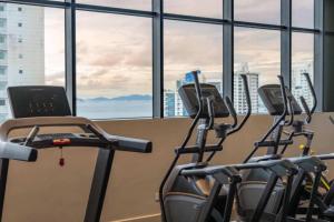 eine Reihe von Kardiogeräten in einem Fitnessraum mit Fenster in der Unterkunft Studio for Rent in Panama w Relaxing Park Vistas in Panama-Stadt + 15 Fotos