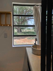 un bagno con lavandino e finestra di La Sulka a Tafí del Valle