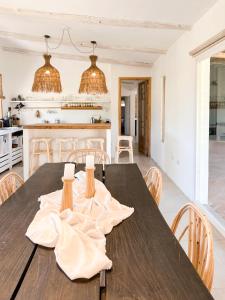 una cucina e una sala da pranzo con tavolo e sedie di La Sulka a Tafí del Valle