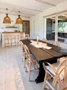 una sala da pranzo con tavolo e sedie in legno di La Sulka a Tafí del Valle Altre 32 foto