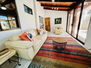 Χώρος καθιστικού στο El Papagayo Verde 5 min walk to the beach and downtown