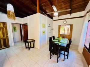 Φωτογραφία από το άλμπουμ του El Papagayo Verde 5 min walk to the beach and downtown σε Coco