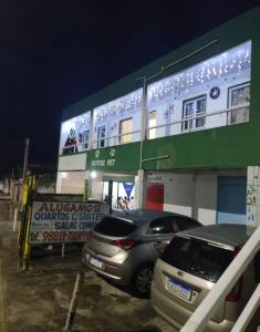 ein Gebäude mit auf einem Parkplatz geparkten Autos in der Unterkunft Pousada Nan in Salvador