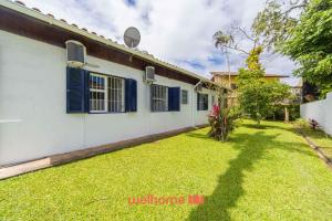 Un jardín fuera de Casa térrea em Juquehy a 400m da praia