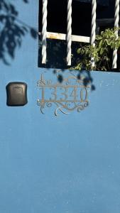a sign that says on a blue background at Apartamento la 20 in Tijuana