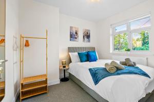 En eller flere senge i et værelse på 3 Bed & Sleeps 8, FREE Parking - 15 mins from Tottenham Stadium