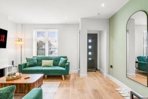 Et opholdsområde på 3 Bed & Sleeps 8, FREE Parking - 15 mins from Tottenham Stadium