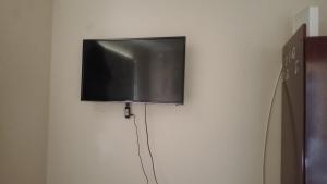 Un televisor de pantalla plana colgado en una pared en Cabaña en Valdivia, Chile, en Valdivia