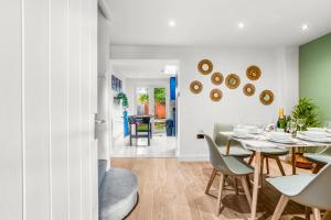 Et opholdsområde på 3 Bed & Sleeps 8, FREE Parking - 15 mins from Tottenham Stadium