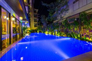 בריכת השחייה שנמצאת ב-Chiang Mai Waroros Boutique Hotel או באזור