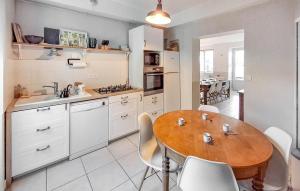 Køkken eller tekøkken på 3 Bedroom Nice Apartment In Carnac