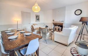 Et opholdsområde på 3 Bedroom Nice Apartment In Carnac