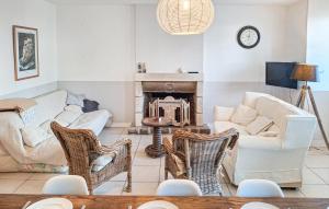 Et opholdsområde på 3 Bedroom Nice Apartment In Carnac + 19 billeder