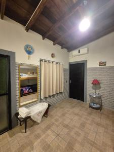 un soggiorno con un divano e un tavolo di Casa de la Y - B&B a Encarnación