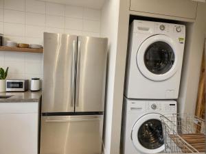 Η κουζίνα ή μικρή κουζίνα στο Modern 4 & 5 BR Townhomes Minutes from Downtown LA +41 φωτογραφίες