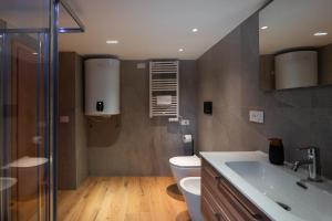 IsolaDOLF - Villa Ombrosa的浴室里有马桶、洗手池和淋浴。