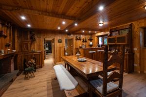 IsolaDOLF - Villa Ombrosa的小屋内带木桌的用餐室