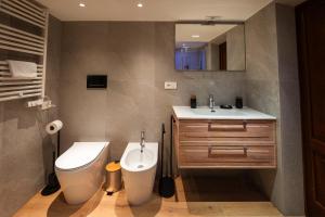 IsolaDOLF - Villa Ombrosa的带马桶和水槽的浴室 更多36张照片