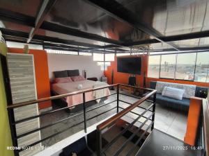 リマにあるhome Blessed IIIのバルコニー(ベッド1台、テレビ付)