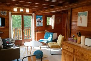 a living room with wooden walls and chairs and a table at Chaguimama Snow in Eyne