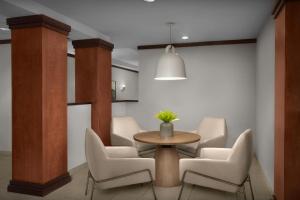 a meeting room with a table and chairs at Fairfield Inn and Suites Phoenix Chandler Fashion Center in Chandler +70 photos