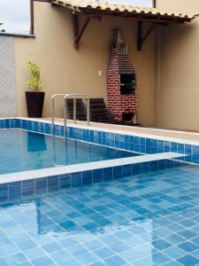 una piscina con chimenea en una casa en Pousada Encantos do Litoral, en Maraú 23 fotos más