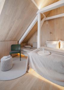 una camera mansardata con letto e sedia di Clementine House a Cesky Krumlov