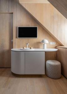 un soggiorno con una TV a parete di Clementine House a Cesky Krumlov