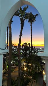 Η ανατολή ή δύση του ηλίου όπως φαίνεται από αυτή η μαροκινή κατοικία ή από εκεί κοντά