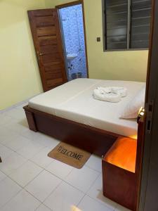a bed sitting in a room with a mirror at Résidence saint-Gall-H in Ouidah