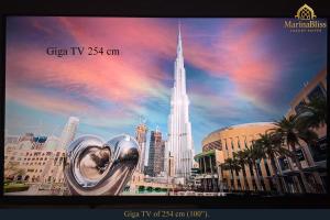 Blick auf den Burj Khalifa von einer Stadt aus in der Unterkunft MarinaBliss - JW Marriott-Marina Mall - 5 stars Suite - Classified as "Deluxe" - Once you see it, you'll book it! in Dubai