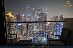 Blick auf die Skyline der Stadt in der Nacht von einem Fenster aus in der Unterkunft MarinaBliss - JW Marriott-Marina Mall - 5 stars Suite - Classified as "Deluxe" - Once you see it, you'll book it! in Dubai