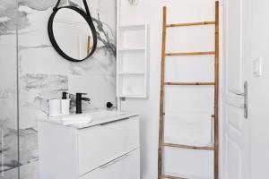 a bathroom with a mirror and a sink at Oustau de Gemo - Maison confort au cœur de Gémenos in Gémenos +29 photos