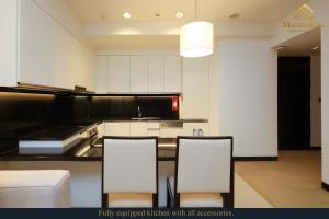 eine Küche mit weißen Schränken und einem Tisch und Stühlen in der Unterkunft MarinaBliss - JW Marriott-Marina Mall - 5 stars Suite - Classified as "Deluxe" - Once you see it, you'll book it! in Dubai + 27 Fotos