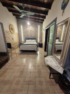 una camera da letto con due letti in una stanza con soffitto di Casa de la Y - B&B a Encarnación