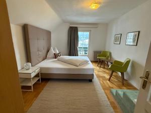 GersdorfにあるLandhaus Weitblickのベッドルーム1室(ベッド1台、緑の椅子付)