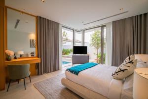 Una televisión o centro de entretenimiento en Botanica Aroon Luxury Pool Villa 3 BR Lagoona Bangtao beach